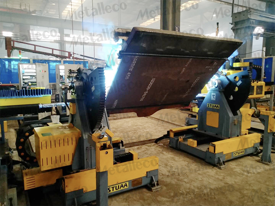 Middle groove hollowing welding machine